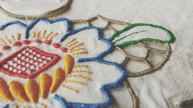 Detaliu broderie cusut manual